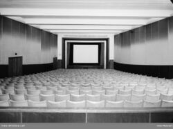 Salen sett fra inngangsdøra fra foajéen. Foto: Leif Ørnelund/Oslo Museum (1957).