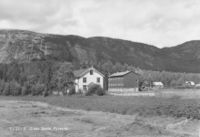 Gimle skule. Gamleskulen til venstre, fyrste byggetrinn på ny skule til høgre. Like bak er uthuset med do.