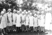 Skolekjøkken ved Gisle skole 1926. Klikk på bildet for å se navn.