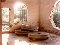 Gisledal mølle under riving. Interiør med demonterte møllesteiner, sett mot vanninntaket.