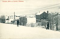 Gisledal med møller og annen bebyggelse ved Sagelva i 1915. Foto: Akershusmuseets samlinger