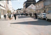 17.maitoget går gjennom Øvre Torvgate på 1960-tallet, fotografert av John Dalby.}}