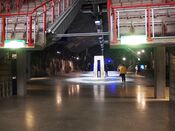 Vestibylen i Gjøvik olympiske fjellhall, sett fra tribuneinngangen og mot inngangstunnelen. Foto: Palickap (2018).