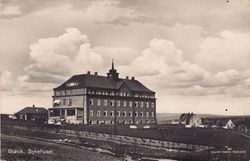 Gjøvik sykehus, etter oppføringen i 1925, kun tårnet står fortsatt igjen. Foto: Ukjent/Møllers bokhandel (1925-1930?).