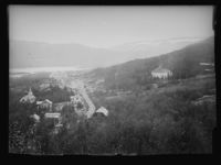 Haugs Hotel til venstre i bildet, bak togstasjonen. Hotellet ble bygd i 1910. Bildet må være tatt før bygningen brant ned til grunnen i 1916. Foto: Narve Skarpmoen. Kilde: Nasjonalbiblioteket.