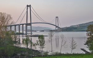 Gjemnessundbrua2-Norway.jpg