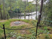 Maskingeværstilling fra andre verdenskrig, anlagt av Wehrmacht ved Gjersjøen, midt i mot Gjersjø bru og Gamle Mossevei (Oppegård). Oppegård kommune. Kumlokket av ny opprinnelse er senere sveiset på for å beskytte hullet mot ulykker.