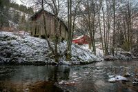 Bebyggelse ved elva like sør for Ingier bru. Foto: Leif-Harald Ruud (2019)