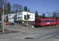 Gamle Gjettum stasjon rett før stengning og fjerning, med Levretoppen i plankryss ved stasjonen. Foto: Rolf Thoresen/Oslo byarkiv (2006).