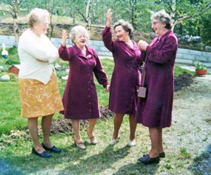 Glade sangersøstre.jpg