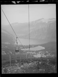 I Fykandalen i Glomfjord er det også en pendelbane for offentlig persontransport, her bygd som stolheis. Åpne stolheiser skal normalt ikke være mer enn femten meter over bakken.