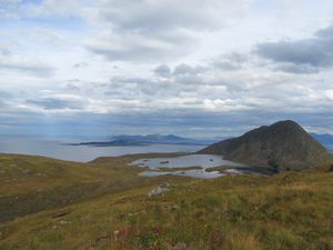 Godøy Kjerringtindane mot Vigra Giske 1 OEH.JPG