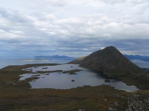 Godøy Kjerringtindane mot Vigra Giske 2 OEH.JPG