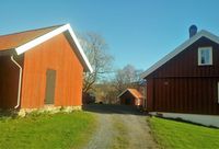 Gården Gommerud, våningshuset til høyre, ligger i nr 13. Foto: Pål Giørtz (2017).