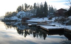 Grønsund: Ved foten av fjellknausen lå Grønsund Limfabrikk på slutten av 1800-tallet. Foto: Ukjent / Budstikka