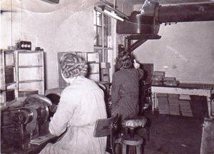 Grammofonplatefabrikken finpuss av platene.jpg