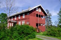 Granbakken like nordvest for Øvre Jonsrud i Lommedalen ble oppført i 1886. Det ble drevet som Krogskogens Pensjonat til like etter 1900, og har senere blitt brukt som blant annet arbeiderbolig. Foto: Leif-Harald Ruud (2007).