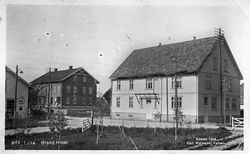 Narumsgården (til venstre) og Grand Hotel. Foto: Carl Normann (1924).