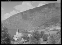 Granvinkyrkja, som ligg ved Granvinsvatnet. Foto: Nasjonalbiblioteket