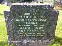 Familien Enger på Båkinn-Dælin. Denne støtta, som sto på vestsida av Kjørkjevegen, ble tatt ned våren 2016.