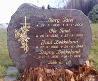 Gravminnet til familien Bekkelund-Tajet på kirkegarden i Nordlia. Juul og Dagny Bekkelund dreiv Engelien fra 1935 til 1949, da Juul døde. Dattera Bjørg var gift med Ole Taiet. Foto: (Trond Nygård (2013)).