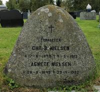 Gravminnet til forvalter Chr. B. Nielsen og kona Agnete. Foto: Trond Nygård (2020).