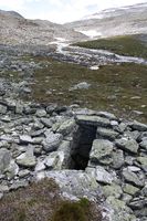 Den første fangstgropa ein kjem til ved anlegg 4 i Gravdalen. Foto: Arnfinn Kjelland (2014)