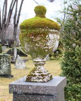 Urne (uten aske) brukt som gravminnedekor, Vår Frelsers gravlund.