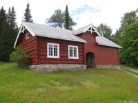 Eldhuset på øvre Graver. Den tømra delen kan ha vore ei årestove og er freda. Foto: Olav Momrak-Haugan. 2010