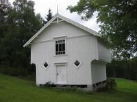 Det freda loftet på øvre Graver er kledd med panel og prega av sveitserstil. Det er ein del av eit opent firkant-tun prega av same stil. Foto: Olav Momrak-Haugan. 2010