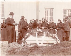 Gravferd ved Moland kyrkje (Fyresdal) .jpg