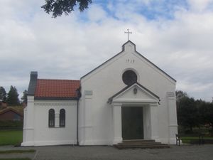 Gravkapell ved Tranby kirke 2012.jpg