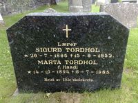 Lærer Sigurd Tordhol og kona Marta f. Haadi. Gravsteinen er «reist av Ihle skolekrets». Foto: Trond Nygård (2012).