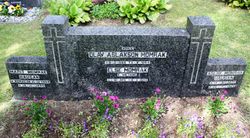 Gravminne for Olav og Else Momrak på Veum kyrkjegard.