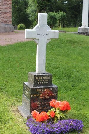 Gravminne Mamen Asker kirkegård.JPG