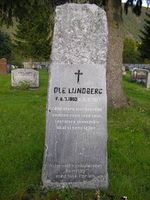 Gravminnet til Ole Lundberg (1860–1936) i Tromsdalen med innskrifta «I den store morgenrøde samles venn med venn. I det store vennemøte skal vi sees igjen». Reist av Avholdslaget Ramfløy med takk for alt. Foto: Gerd Karen Rognstad (2007).