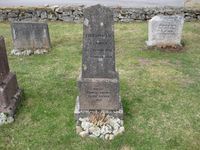 Gravminne over Torbjørg Lie på Veum kyrkjegard med helsing frå Amerika.