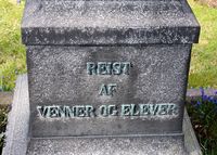 Gravskriften Reist af venner og elever, Bernhard Getz' gravminne, Vestre Aker kirkegård. Foto: Stig Rune Pedersen