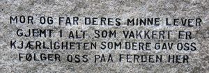Gravtekst Vestre gravlund Oslo mor og far deres minne lever.jpg