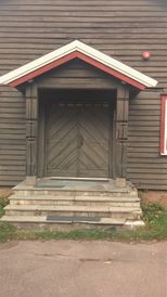 Inngangsdøra. Foto: Pål Giørtz (2015).