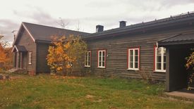 Veggen mot sør med inngangspartiet. Foto: Pål Giørtz (2015).