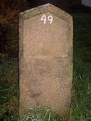 Grensestein nr. 49 mellom Drammen og Skoger ved 1870-grensen, i dag ved Hans Tordsens gate 48. Foto: Stig Rune Pedersen