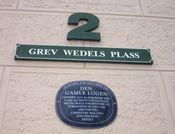 Skilt fra Oslo Byes vel på veggen til Gamle Logen. Foto: Stig Rune Pedersen