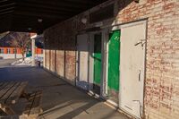 Greverud skole, bygg B: Grana - Inngang til bomberom og aktivitetsrom. Foto: Jonas Tisell (2023).