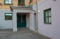 Greverud skole, bygg A: Eika - andre inngang. Foto: Jonas Tisell (2023).