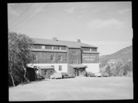 Griegs Hotel i 1959. Ukjent fotograt. Kilde: Nasjonalbiblioteket.