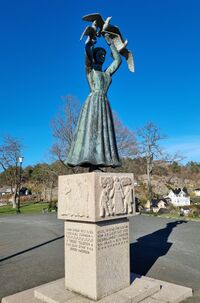 "Mor Norge", krigsminnesmerke i Grimstad, fra sørøst