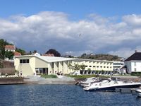 Grimstad bibliotek sett fra Odden. Foto: Siri Johannessen (2019).