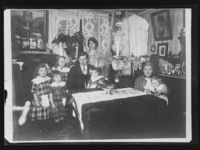 Familie i Grimstadgata 16. Foto: Narve Skarpmoen