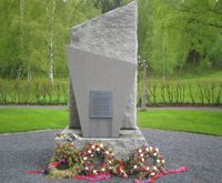 Grinimonumentet fotografert i slutten av mai 2005. Kransene stammer fra markeringen av 60-årsdagen for frigjøringen et par uker før. Foto: Stig Rune Pedersen (2005).